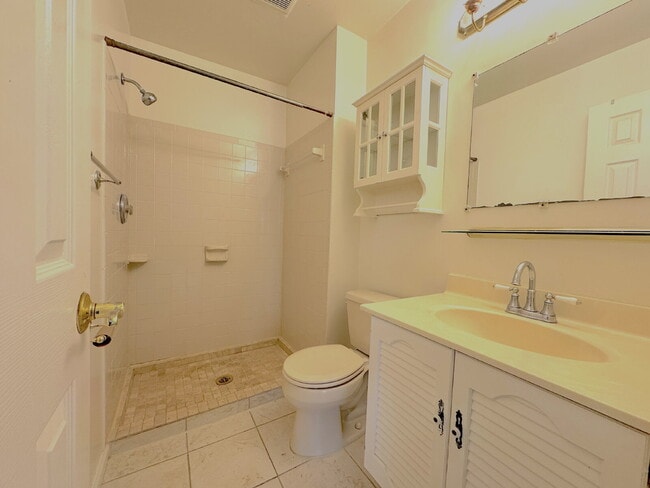 Building Photo - Inviting Townhome with Abundant Space & Co...