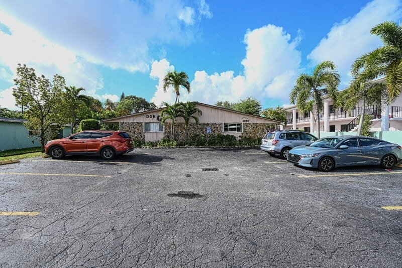 Building Photo - 6040 SW 26th St