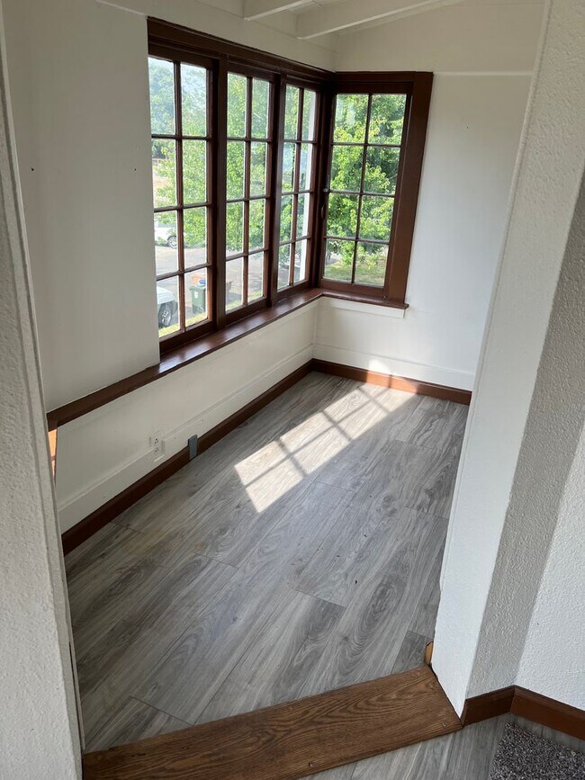 Building Photo - Valentine 1620