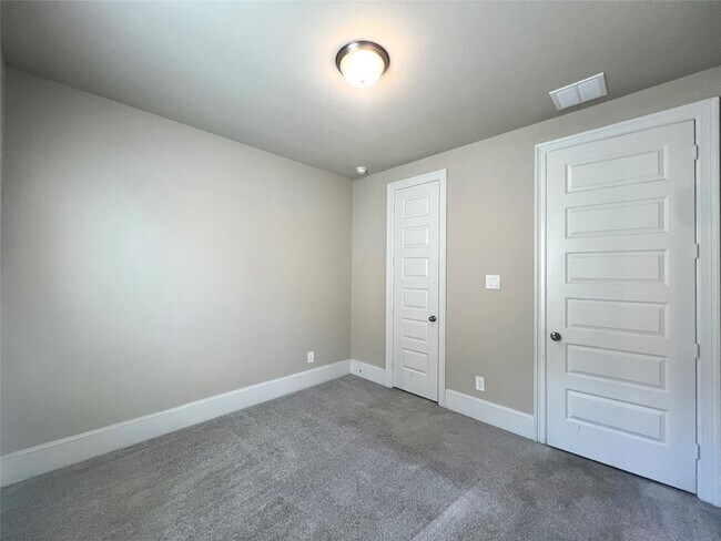 Building Photo - 15815 Sunlit Falls Dr