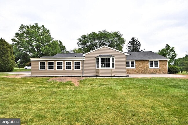 Building Photo - 205 Maple Ave