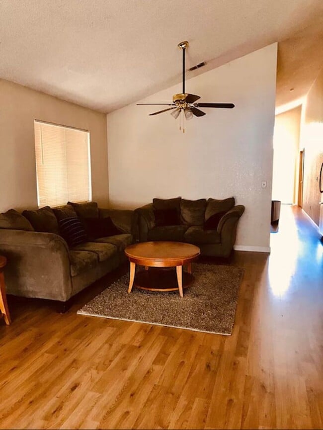 Building Photo - 4 Bedroom 2 Bath House in M Section of Rohnert Park