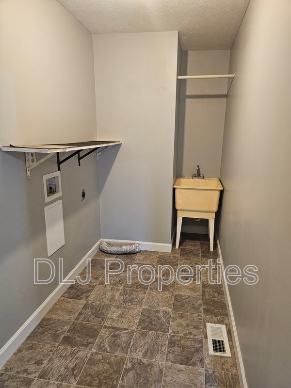 Building Photo - 546 Betty Lou Dr