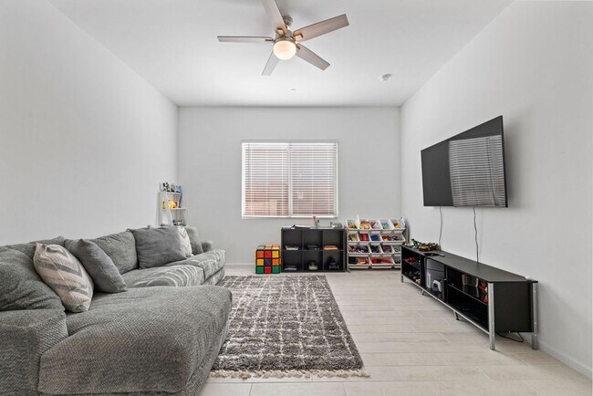 Building Photo - Newer Single Story 5 Bedroom 3 Bath Home in Vail