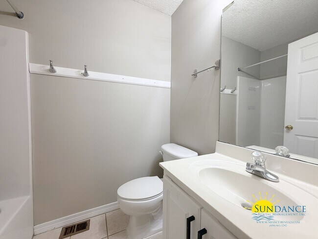 Building Photo - Stunning 2 Bedroom Townhome Near Eglin AFB & Hurlburt Field!