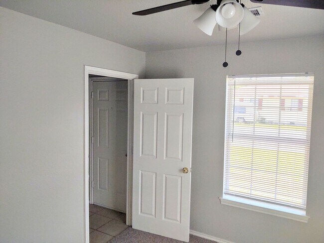 Building Photo - Completely refurbished home walking distan...