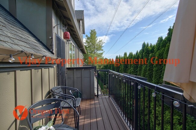 Building Photo - 825 NE Wheelock Pl