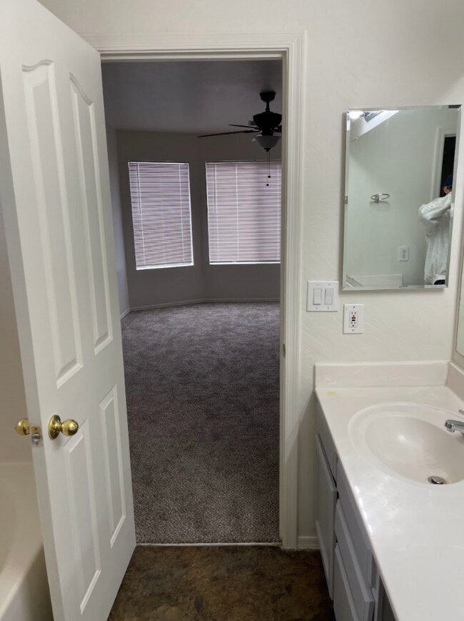 Building Photo - 3 Bed/2.5 Bath 2-Level Home with Loaded Kitchen! Washer/Dryer! Big backyard!