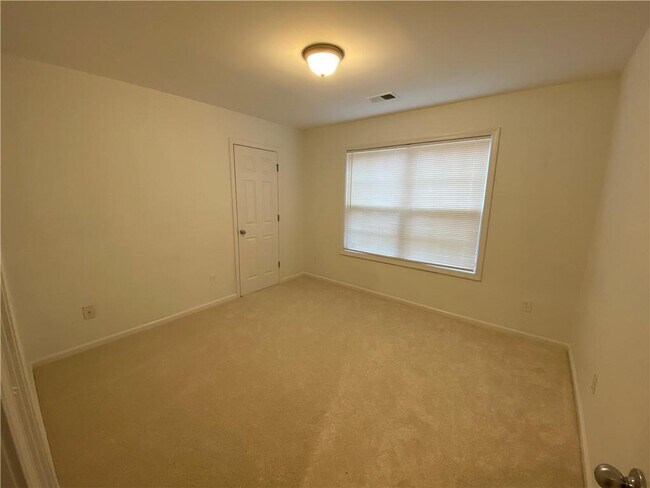 Building Photo - 1551 Park Knoll Trail NE