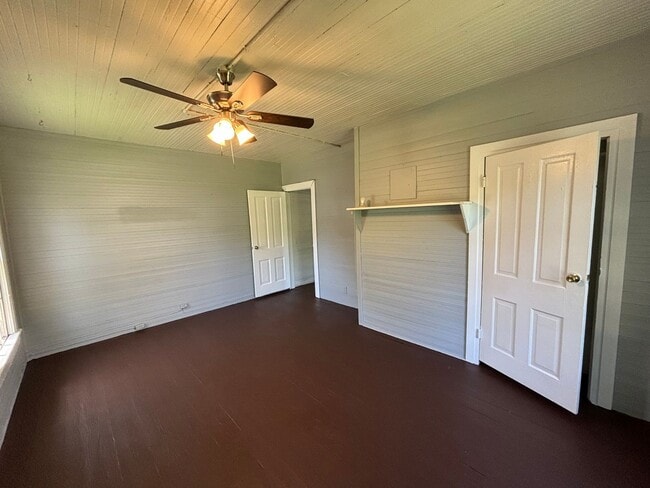Building Photo - 2 Bedrooms- 1 Bathroom- Apartment in Lindale!