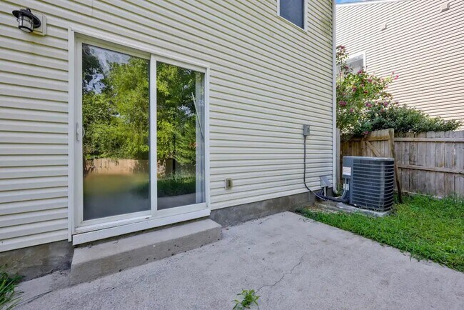 Building Photo - 2888 Creekbend Dr