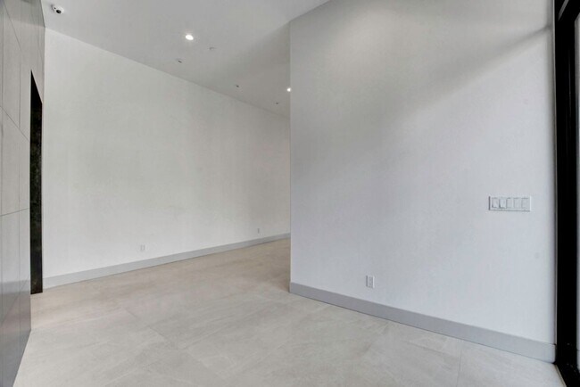 Building Photo - MacDonald Highlands Beauty With Awesome Views