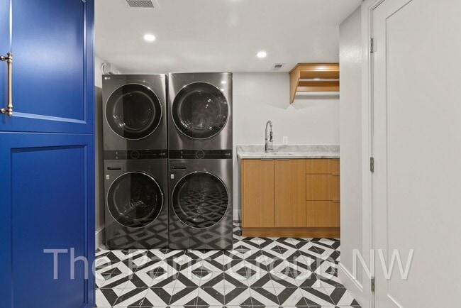 Building Photo - Extraordinary Custom Enatai Home *4min to DT Bellevue *High End Finishes * Central AC *EV Charger