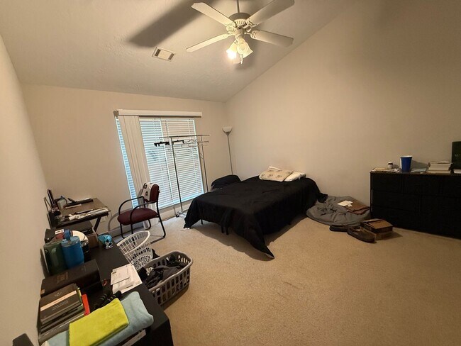 Building Photo - Great 2 Bedroom 2 Bath Townhouse with Garage