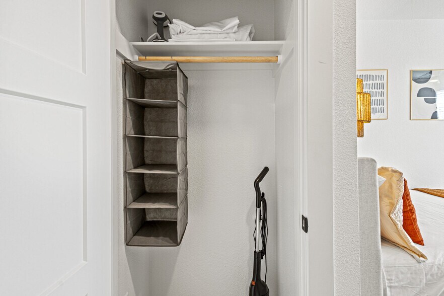 Building Photo - 596 W 9th St