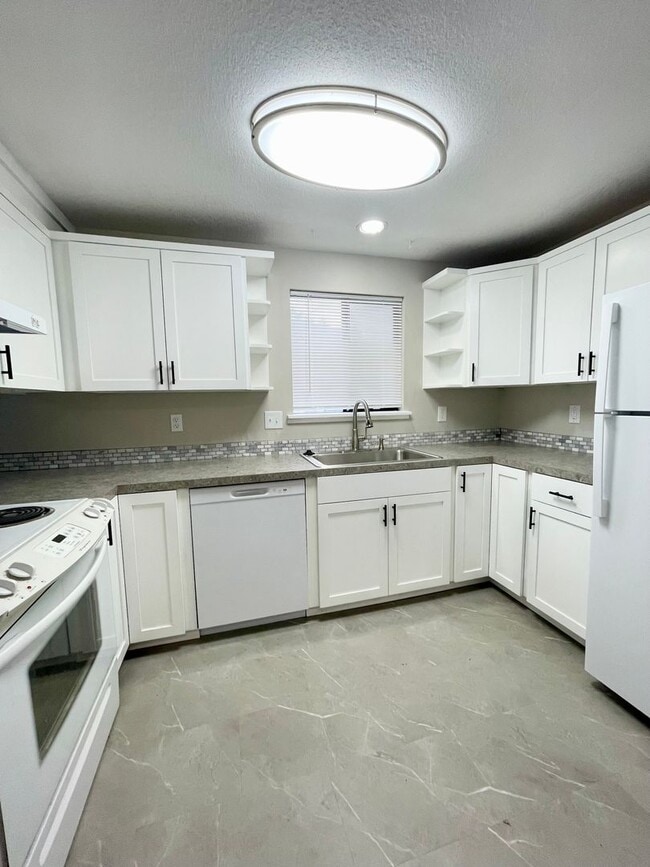 Building Photo - Large 2 bedroom, 1.5 bathroom Townhouse st...