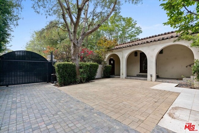 Building Photo - 312 S El Camino Dr