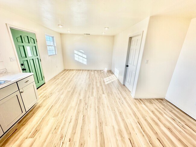 Building Photo - Fully Remodeled 3/2 in Northwest Fresno