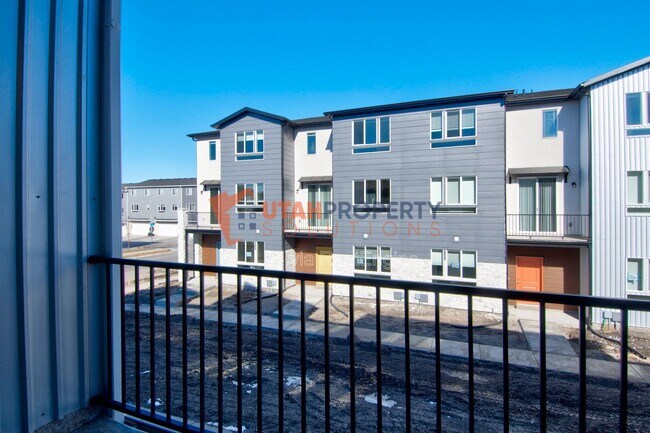 Building Photo - 992 W 380 S
