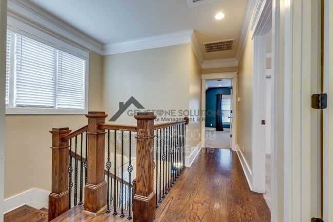 Building Photo - 210 38th Ave N