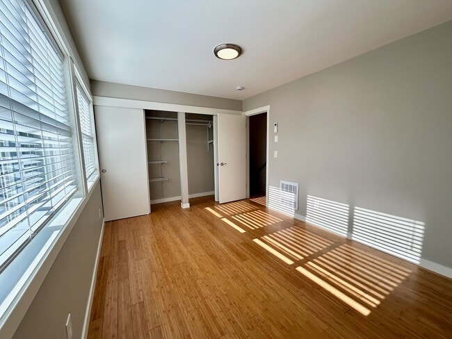 Building Photo - New Holly Townhouse