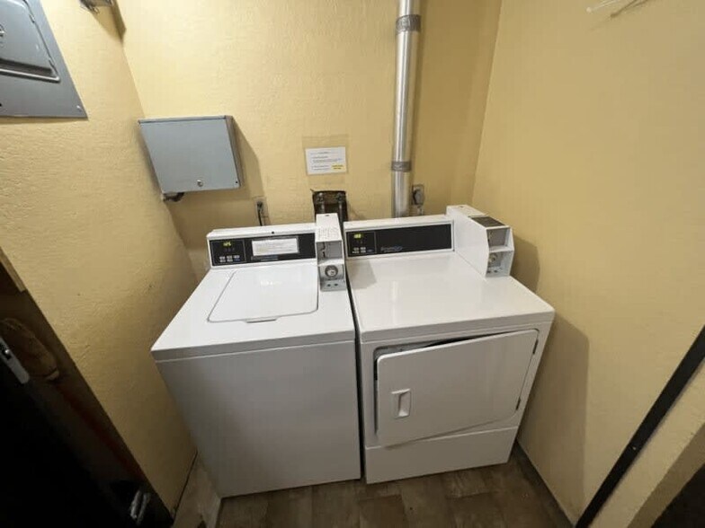 Shared Laundry - 901 18th St