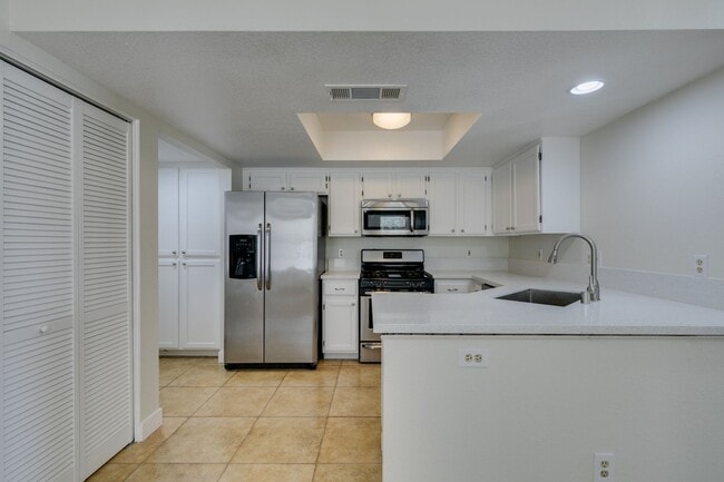 Building Photo - Charming 3 bedroom, 2.5 bathroom home near Summerlin