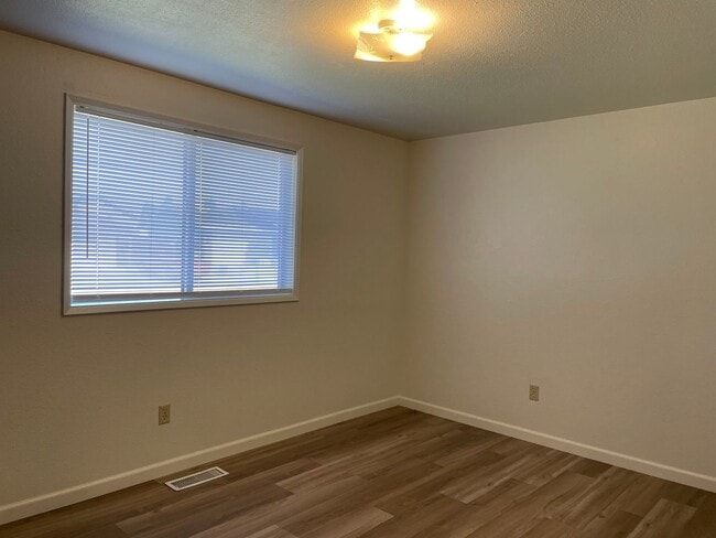 Building Photo - Newly Updated 3 Bedroom 2 Bath Home