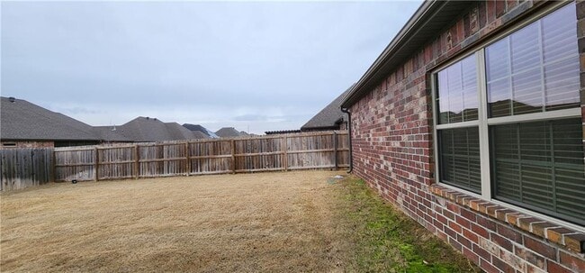 Building Photo - 3200 SW Hazelnut Ave