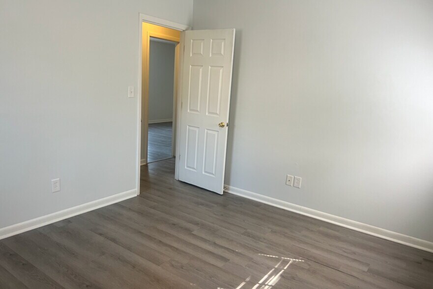 Building Photo - 709 Montclair Dr