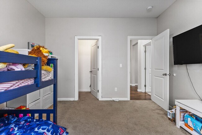 Building Photo - 5-bed, 3-bath Home in Scenic West Salem