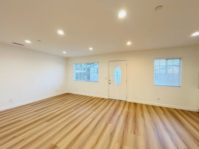 Building Photo - Spacious 6-Bedroom with Private Yard & Parking in Sylmar!