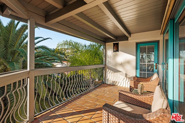 Building Photo - 2002 N Las Palmas Ave