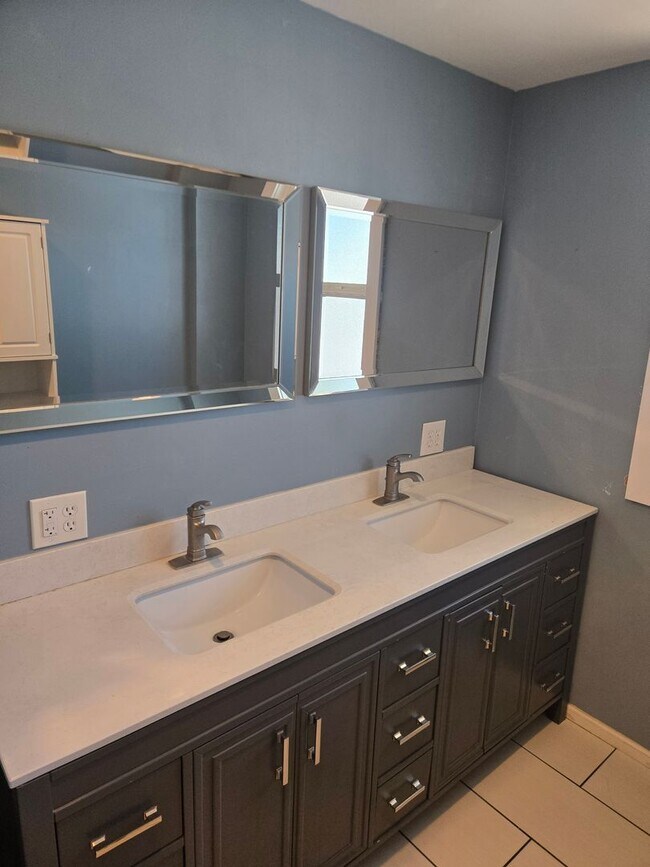 Building Photo - Cozy Eastgate Home