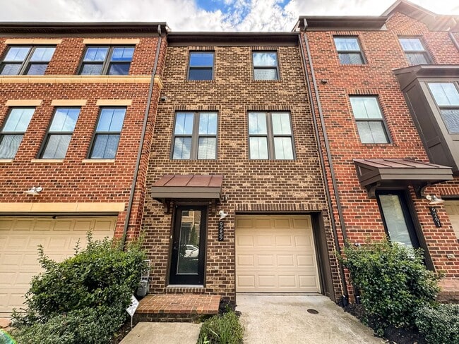 Primary Photo - Stunning 3 Bed 3.5 Bath Townhome With Atta...