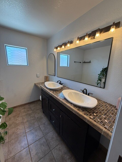 Building Photo - FOR RENT