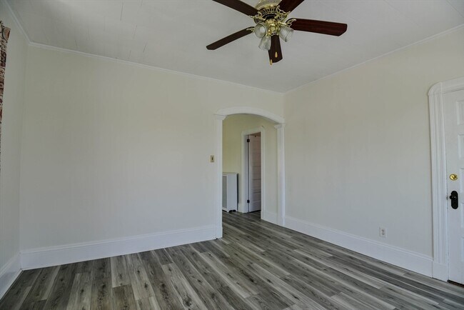 Building Photo - 407-409-409 Bolton St