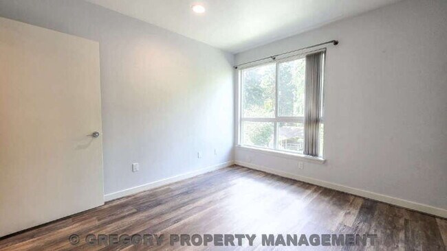 Building Photo - 925 110th Ave NE