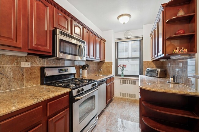 Building Photo - 135 E 54th St
