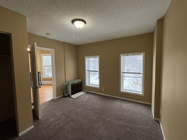 Building Photo - 548 Minnehaha Ave E