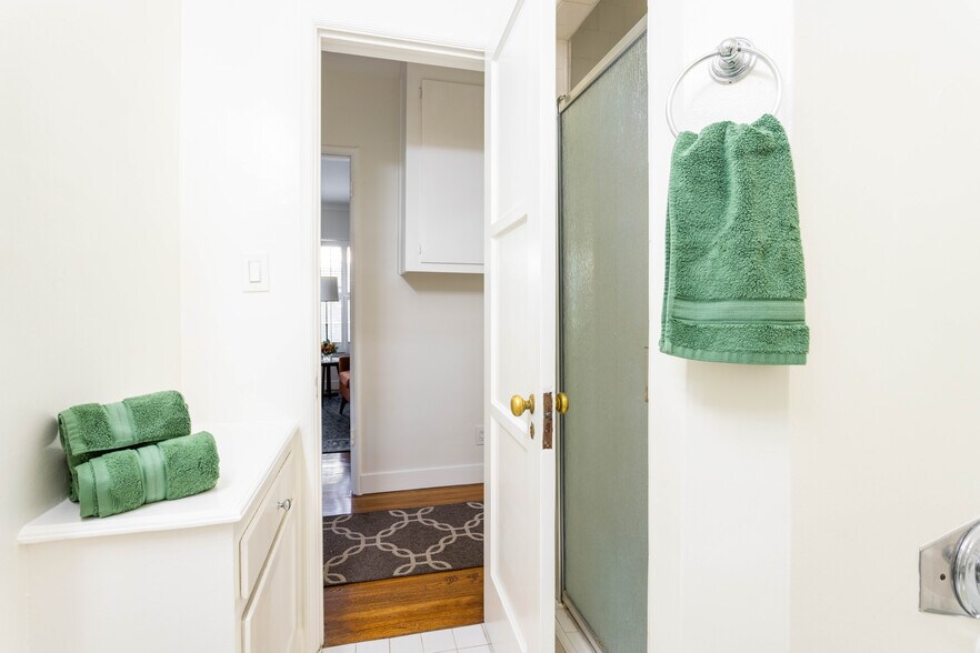 Bathroom - 1290 Devon Ave