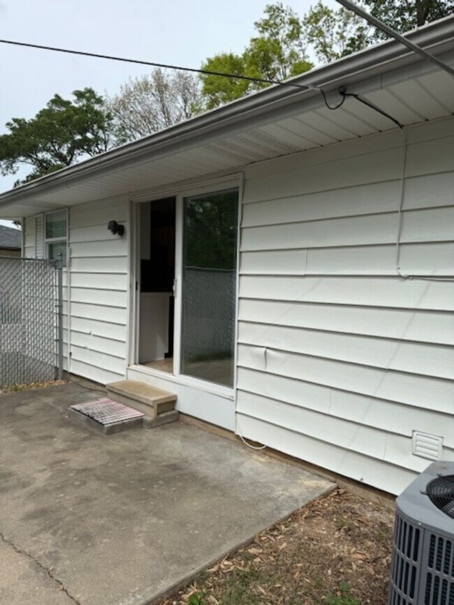 Building Photo - 2505 S Ingram Mill Rd