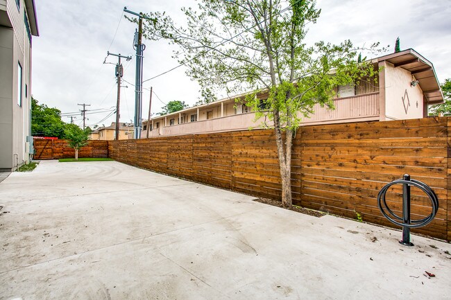 Building Photo - 1500 Bennett Ave