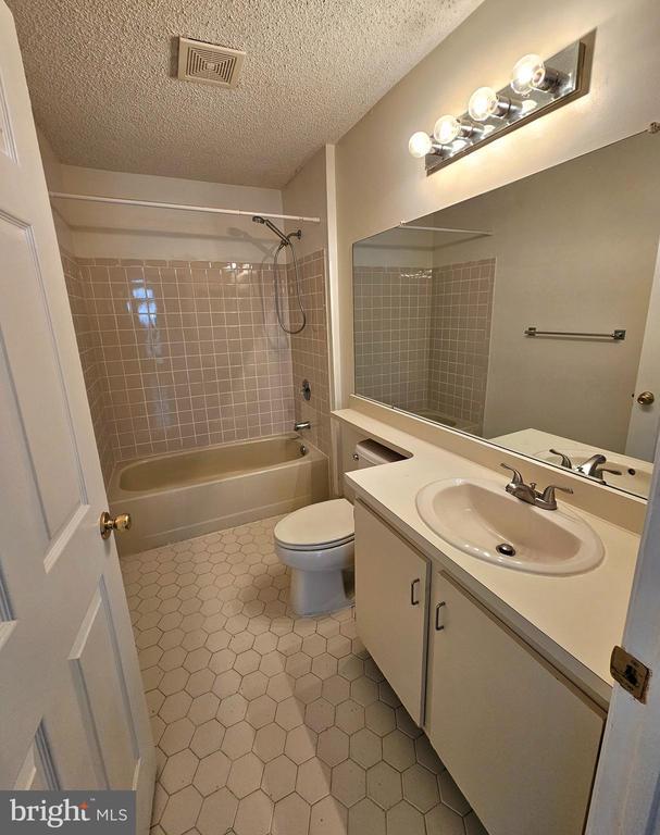 Building Photo - 98 Versailles Ct