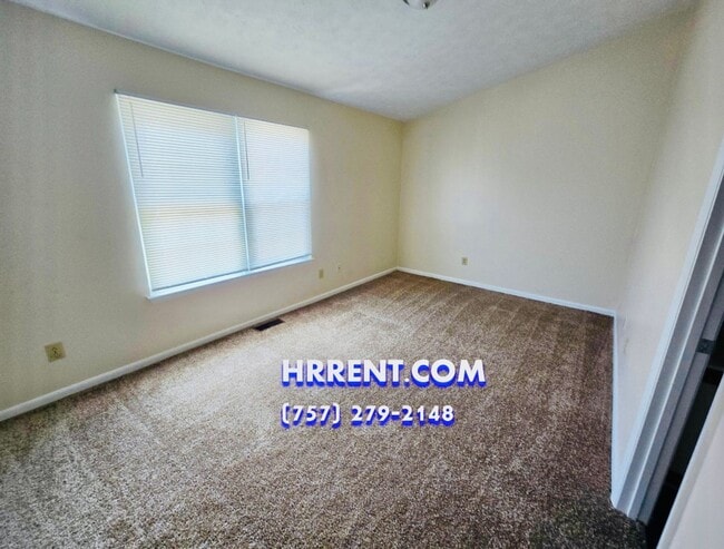 Building Photo - Lovely 2 Bedroom 2.5 Bathroom Townhouse lo...