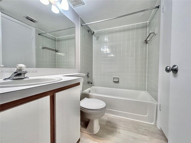 Building Photo - 2811 N Oakland Forest Dr