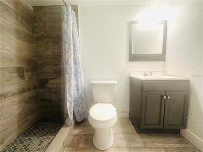 Building Photo - 1 bedroom / 1 bath condo in Crestview Villas