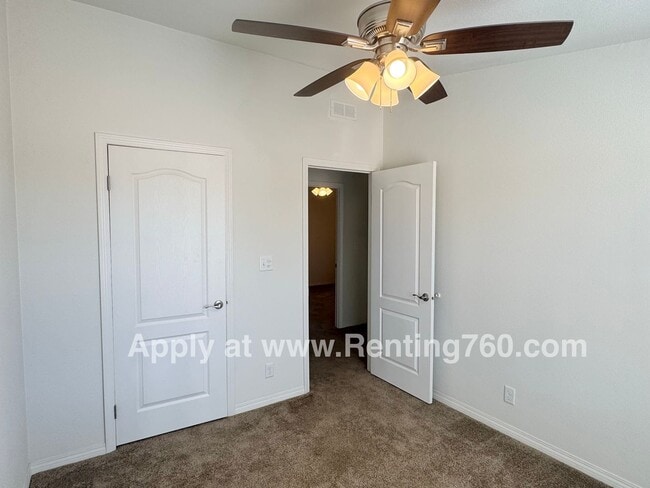 Building Photo - Huge 4 Bedroom Home!!