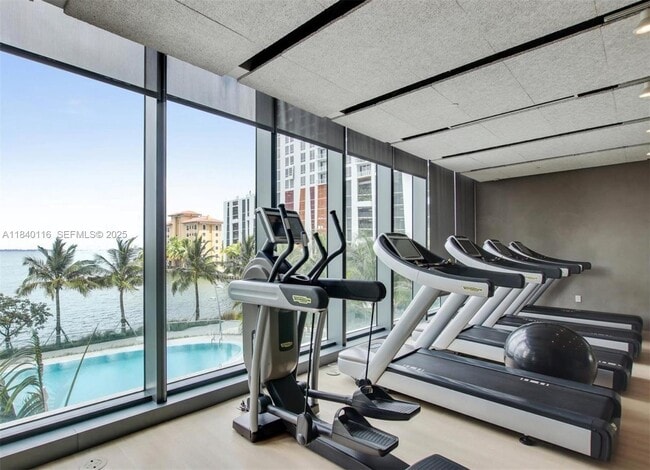 Building Photo - 460 NE 28th St