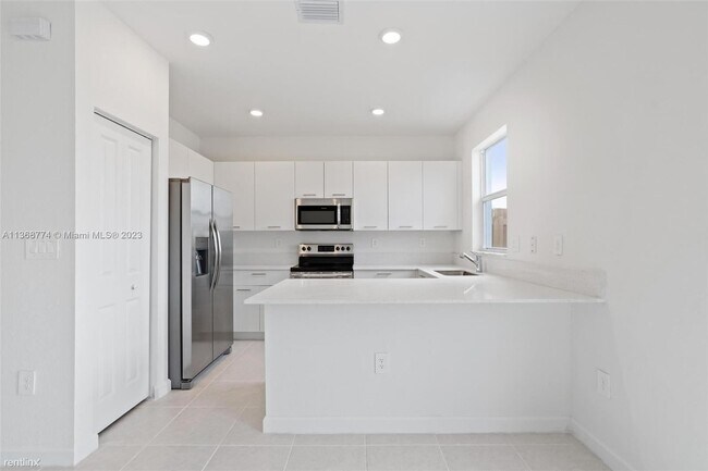 Building Photo - 3 br, 2.5 bath Townhome - 12725 NW 24th Ave